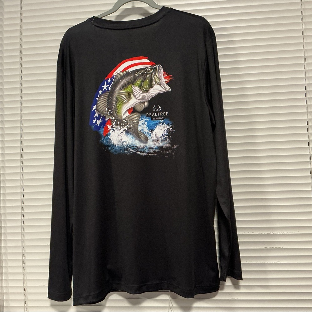 Men’s Realtree t-shirt, largemouth bass overlaid on an American flag Size XL